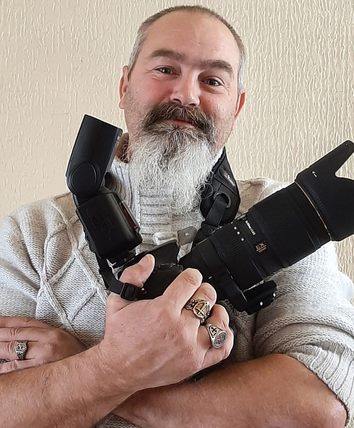 Guillaume Gronfier dans son studio photo à Éguzon-Chantôme